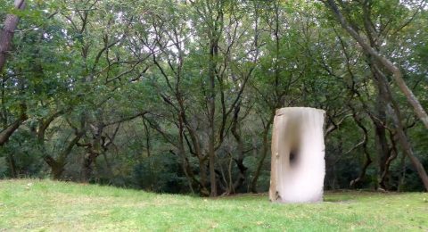 De zandsteen met de zuigende gladde opening van Anish Kapoor staat op het duin in beeldentuin Clingenbosch bij museum Voorlinden