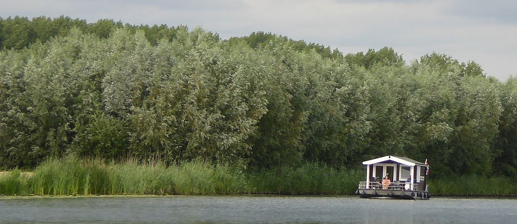 Zelf varen met de Blokhutboot over de Linge