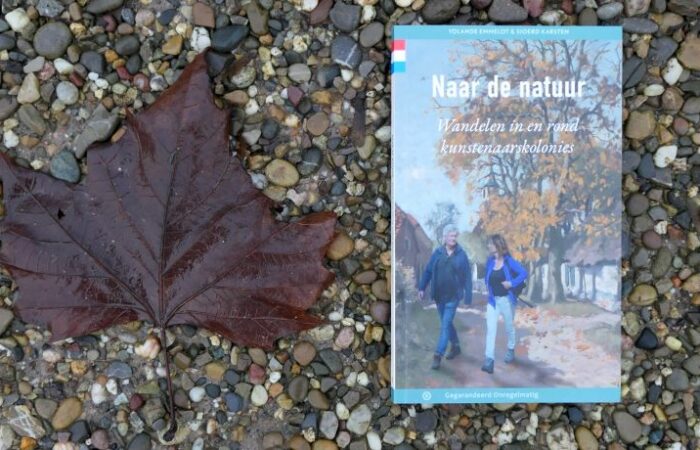 Wandelgids Naar de natuur. Wandelen in en rond kunstenaarskolonies, op de grond naast een afgevallen blad