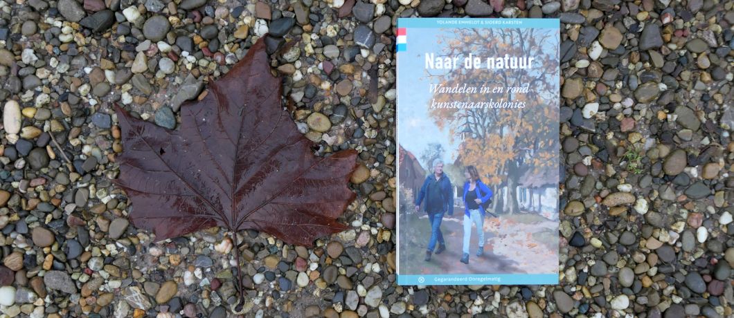 Wandelgids Naar de natuur. Wandelen in en rond kunstenaarskolonies, op de grond naast een afgevallen blad